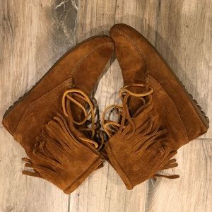 Minnetonka Tramper boots